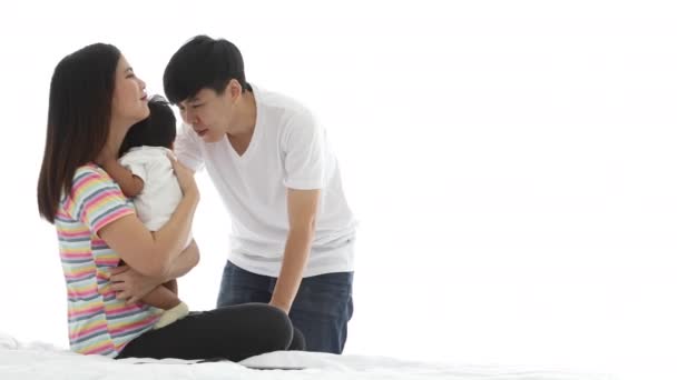 アジア系の年上のレズビアン女性は赤ん坊の男の子をからかい 白いベッドの上に座っている子供を抱きしめる若いカップルに触れる 幸せなLgbt家族のコンセプト — ストック動画