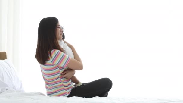 Azjatycka Młodsza Lesbijka Tęczowej Koszuli Obejmująca Śpiewającego Kołysankę Śpiącego Chłopca — Wideo stockowe