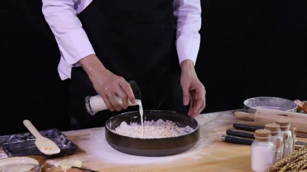 Giovane Cuoco Asiatico Raccogliere Latte Lievito Mescolando Versando Formaggio Pane — Video Stock