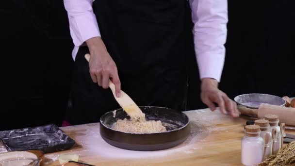 Mladý Asijský Kuchař Drží Špachtle Míchání Sýrové Mouky Misce Míchání — Stock video