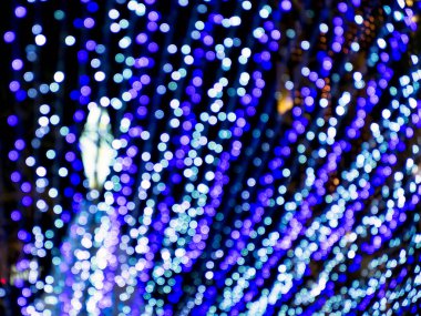 Mavi ve beyaz çizgi aydınlatma ve süsleme öğeleri Noel ve yeni yıl kutlamaları için bohçalanır