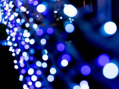 Mavi ve beyaz çizgi aydınlatma ve süsleme öğeleri Noel ve yeni yıl kutlamaları için bohçalanır