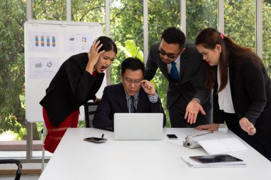 Müdür ve iş ekibi laptoptaki bilgileri kontrol ediyor. Stres duygusunu karşılaştırıyor. Toplantı odasında ortak ve mühendislik araçlarıyla çalışmak