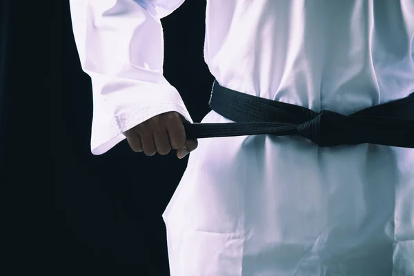 Nahaufnahme Taekwondo Kämpfer Weißer Uniform Mit Schwarzem Gürtel Auf Dunklem — Stockfoto