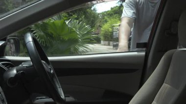 Hırsız, güpegündüz araba soygunu anını gösteren bir çantayı sürücünün kapısından zorla almış. Tehlike kavramı, hırsızlık, kentsel suç, güvenlik riski ve güvenlik farkındalığı