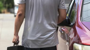 Bir adam soygun, suç konsepti, tehlike, hırsızlık ve güvenlik farkındalığı ile elini kolunu sallayarak uzaklaşıyor. Araba hırsızlığı ya da sokak suçu olayının sonucunu temsil ediyor