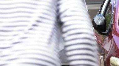 Hırsız kırmızı arabanın yanındaki adamdan evrak çantası çalıyor, sokak suçunu, tehlikeyi ve kentsel alanlardaki hırsızlığı temsil ediyor. Halka açık yerlerde soygun, kayıp önleme ve kişisel güvenlik bilinci kavramı