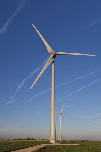 Rüzgar türbinleri Loire Valley, Merkezi, Fransa — Stok fotoğraf