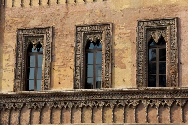 Windows в місті Mantova, Ломбардія, Італія — стокове фото