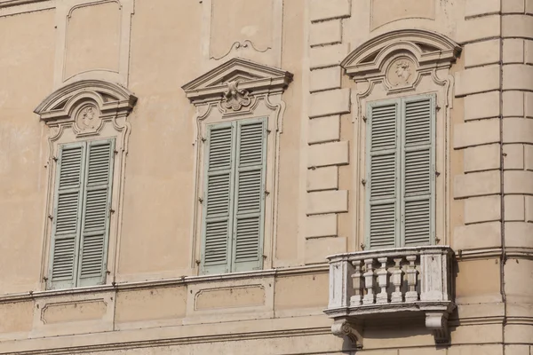 Finestre a Mantova, Lombardia, Italia — Foto Stock