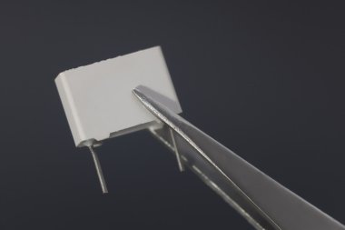 Siyah arka planda elektronik kondansatör