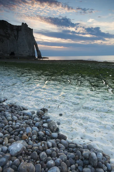 Soumrak v pláž Etretat, krásném normandském pobřeží Pays de Caux, Royalty Free Stock Obrázky
