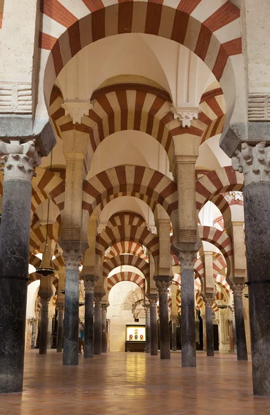 Dentro da mesquita-catedral de Córdoba, Andaluzia, Espanha — Fotografia de Stock