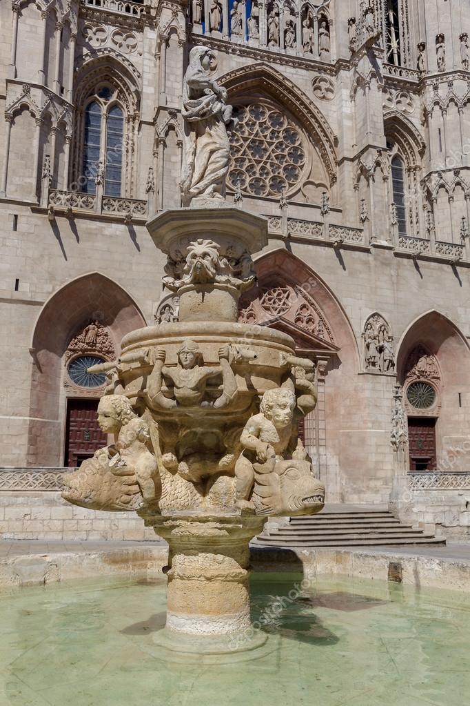 Fuente en la Catedral de Burgos, Castilla y León, España — Foto de stock © javiergil #85696260