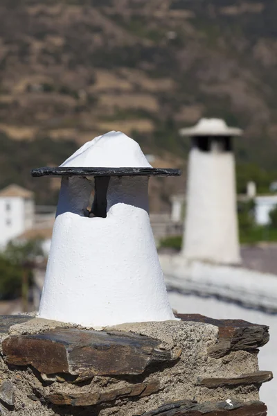 Schoorstenen in Bubion, Las Alpujarras, de provincie van Granada, Andalusië, — Stockfoto