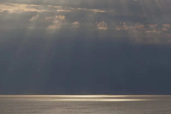 Strålar av solljus i Étretat, Côte d'Albatre, betalar de Caux, Seine Stockbild