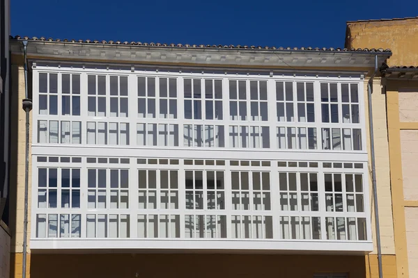 Finestre nella città di Burgos, Castilla y Leon, Spagna — Foto Stock