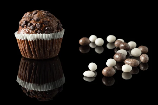 Bolinho de chocolate em preto — Fotografia de Stock