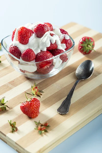 Strawberries and cream — Stock Photo, Image