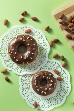 Badem ile yeşil bir arka plan üzerinde Lezzetli çikolatalı çörekler