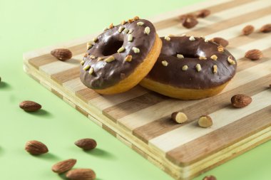 Badem ile ahşap bir tahta üzerinde lezzetli çörekler