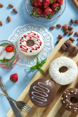 Masada meyve ve fındık ile lezzetli donuts
