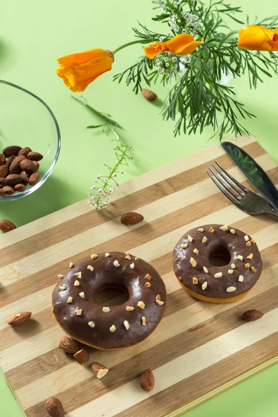 아몬드와 나무 보드에 맛있는 도넛 — 스톡 사진