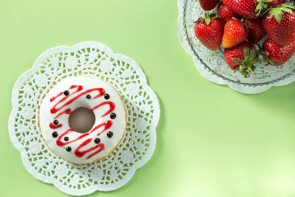 Tasty strawberry donut on a napkin with strawberries — Stock Photo, Image