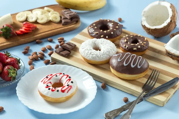 Meyve ve fındık ile lezzetli donuts — Stok fotoğraf