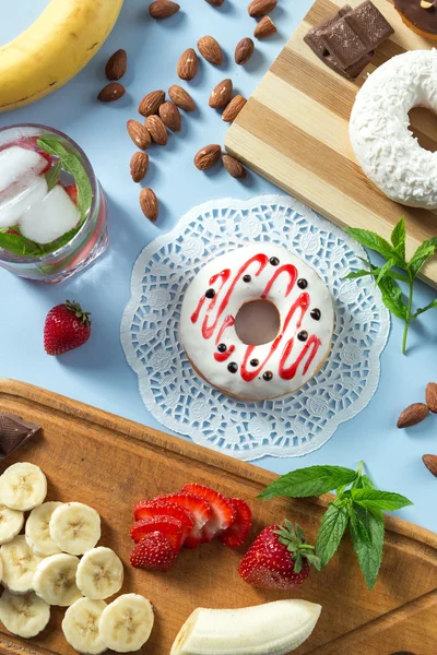 Masada meyve ve fındık ile lezzetli donuts — Stok fotoğraf