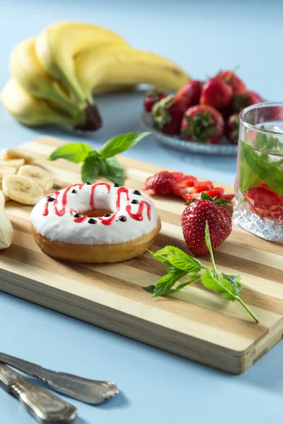 Masada çilek ve limonata ile lezzetli donut — Stok fotoğraf