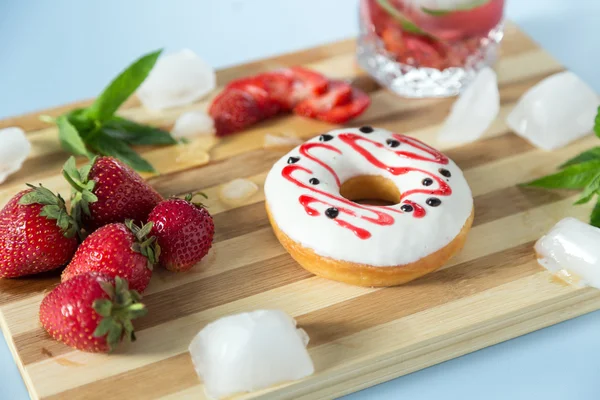 Sabroso donut con fresa y limonada sobre la mesa — Foto de Stock