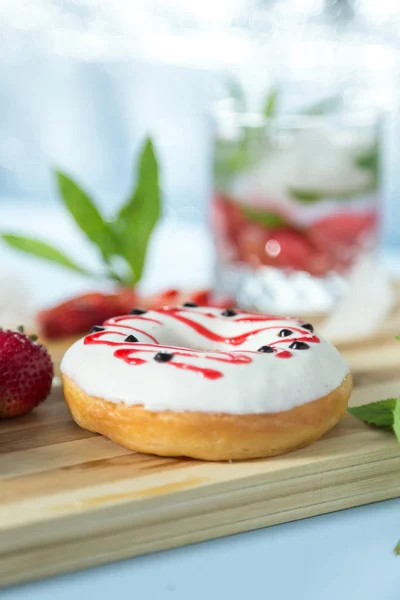 Sabroso donut con fresa y limonada sobre la mesa — Foto de Stock