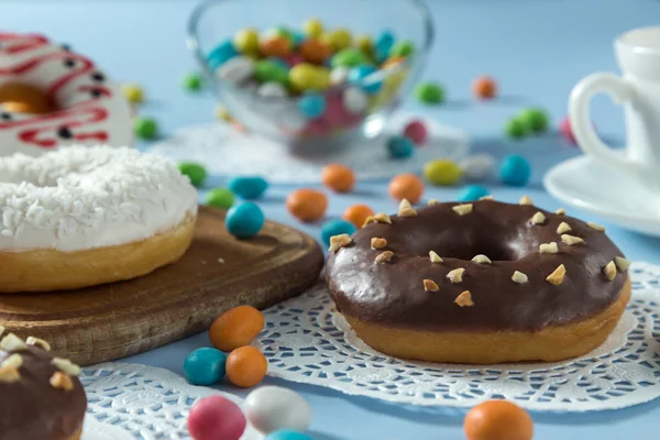 Masada meyve ve şeker ile lezzetli donuts — Stok fotoğraf