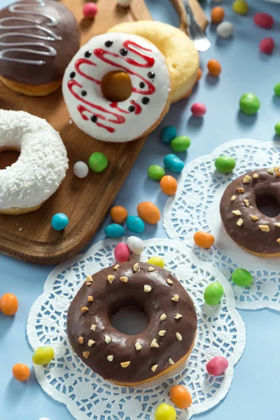 Masada meyve ve şeker ile lezzetli donuts — Stok fotoğraf