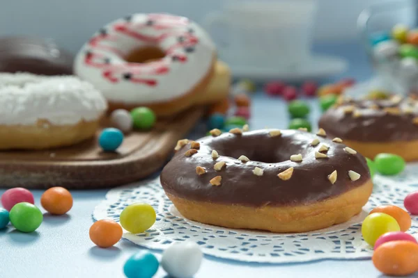 Masada meyve ve şeker ile lezzetli donuts — Stok fotoğraf