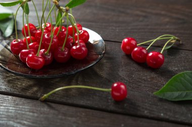 Ahşap bir masa üzerinde taze kiraz.