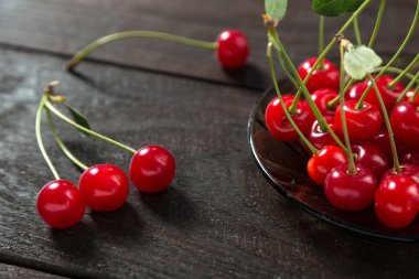 Ahşap bir masa üzerinde taze kiraz.