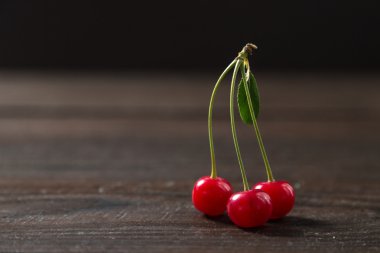 Ahşap bir masa üzerinde taze kiraz.
