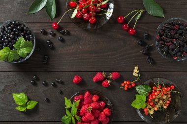 ahşap bir masa üzerinde çilek