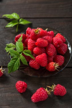 Ahududu yaprakları ile süslenmiş