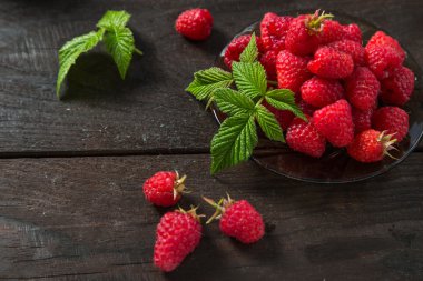 Ahududu yaprakları ile süslenmiş