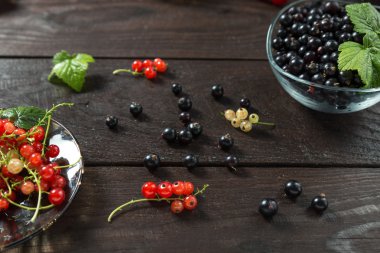 Yapraklarla süslenmiş frenk üzümü