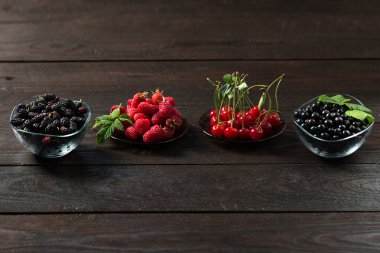 Taze ahududu, kuş üzümü, dut.