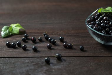 Yapraklarla süslenmiş frenk üzümü