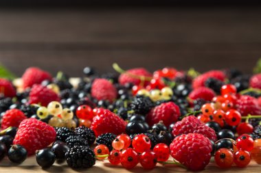 bir tahta üzerinde çilek