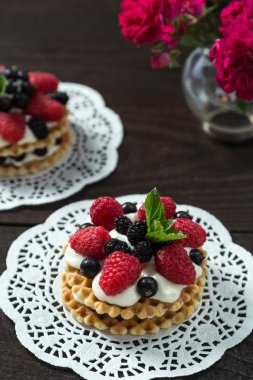 beyaz bir peçete üzerinde berry kek