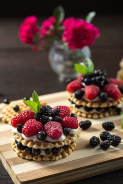 bir tahta üzerinde berry kek