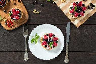 Berry pasta beyaz bir plaka üzerinde