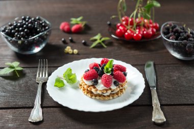 Berry pasta beyaz bir plaka üzerinde